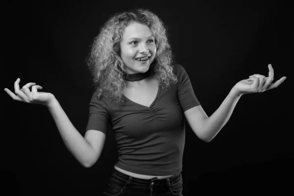 Estúdio Tiro Jovem Mulher Bonita Com Cabelo Encaracolado Loiro Contra — Fotografia de Stock