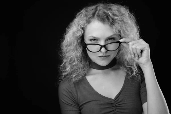 Studio Colpo Giovane Bella Donna Con Capelli Biondi Ricci Contro — Foto Stock