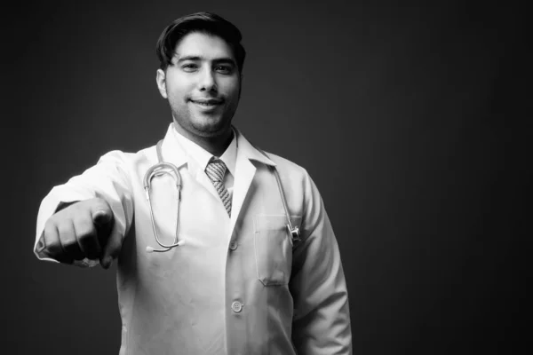 Зйомки Молодого Вродливого Іранського Лікаря Проти Коричневого Фону — стокове фото