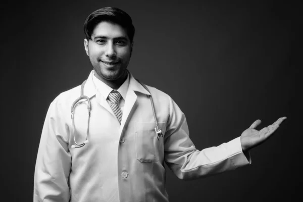 Studio Ditembak Muda Tampan Iran Pria Dokter Terhadap Latar Belakang — Stok Foto