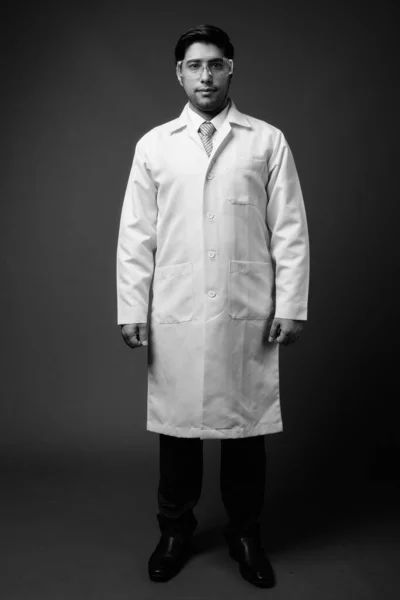 Підстрелений Молодий Вродливий Іранський Лікар Захисних Окулярах Коричневому Фоні — стокове фото