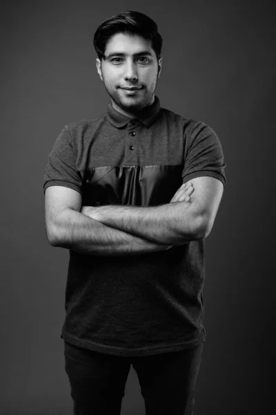 Studioaufnahme Eines Jungen Gut Aussehenden Iraners Grauen Hemd Vor Braunem — Stockfoto