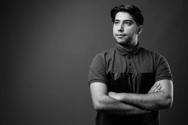 Studio Skott Ung Vacker Iransk Man Bär Grå Skjorta Mot — Stockfoto