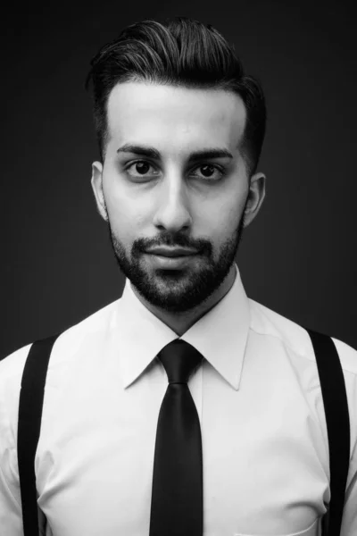 Studioaufnahme Eines Jungen Gutaussehenden Bärtigen Iranischen Geschäftsmannes Vor Braunem Hintergrund — Stockfoto