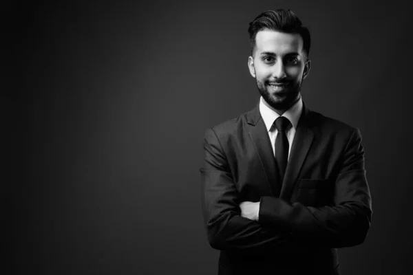 Studioaufnahme Eines Jungen Gutaussehenden Bärtigen Iranischen Geschäftsmannes Vor Braunem Hintergrund — Stockfoto