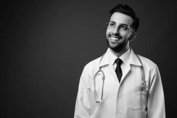 Estúdio Tiro Jovem Bonito Barbudo Iraniano Homem Médico Contra Fundo — Fotografia de Stock