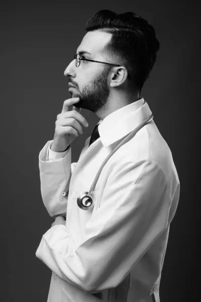Studioaufnahme Eines Jungen Gutaussehenden Bärtigen Iranischen Arztes Vor Braunem Hintergrund — Stockfoto