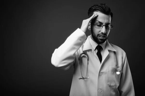 Зйомки Молодого Вродливого Бородатого Іранського Лікаря Проти Коричневого Фону — стокове фото