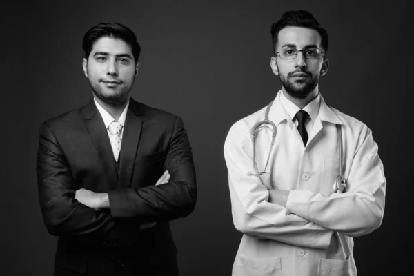 Зйомки Молодого Іранського Бізнесмена Молодого Іранського Лікаря Разом Проти Коричневого — стокове фото