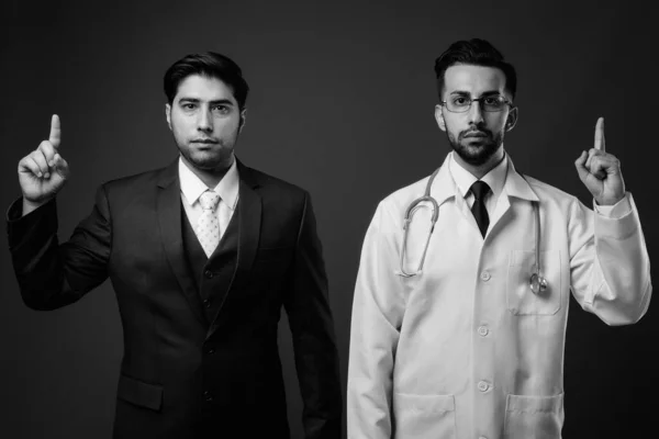 Зйомки Молодого Іранського Бізнесмена Молодого Іранського Лікаря Разом Проти Коричневого — стокове фото