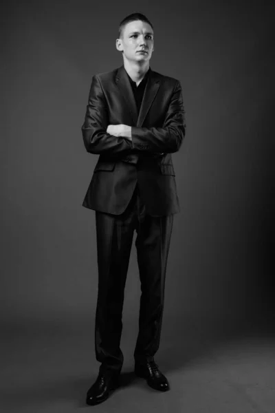 Studioaufnahme Eines Jungen Geschäftsmannes Anzug Vor Braunem Hintergrund — Stockfoto
