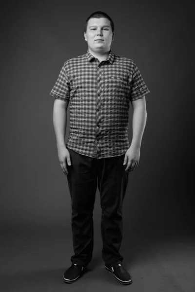 Studio Shot Nadwagą Młody Człowiek Purpurowej Koszuli Kratkę Brązowym Tle — Zdjęcie stockowe