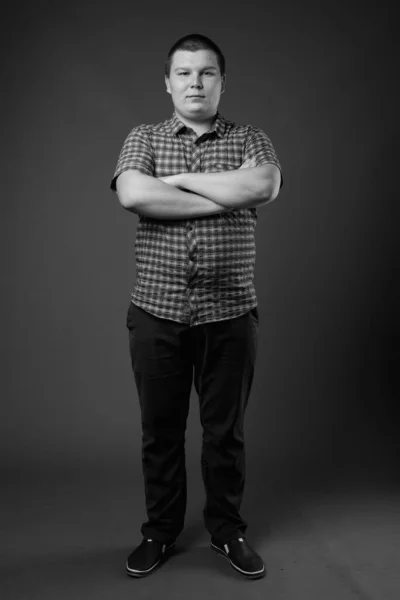 Studio Shot Nadwagą Młody Człowiek Purpurowej Koszuli Kratkę Brązowym Tle — Zdjęcie stockowe