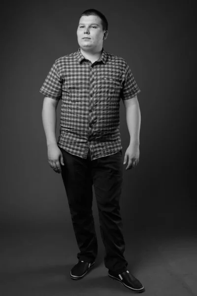 Στούντιο Πλάνο Του Υπέρβαρου Νεαρός Άνδρας Φορώντας Μωβ Καρό Πουκάμισο — Φωτογραφία Αρχείου
