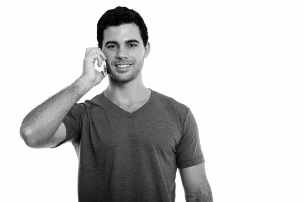 Estudio Joven Feliz Hispano Sonriendo Mientras Habla Por Teléfono Móvil —  Fotos de Stock