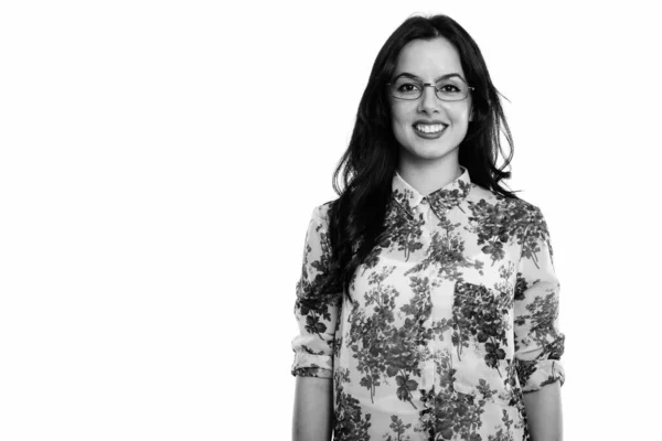 Estúdio Tiro Jovem Feliz Empresária Espanhola Sorrindo Enquanto Vestindo Óculos — Fotografia de Stock