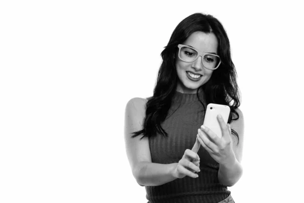 若い幸せなスペイン人女性のスタジオショットは 携帯電話を使用して笑顔 — ストック写真