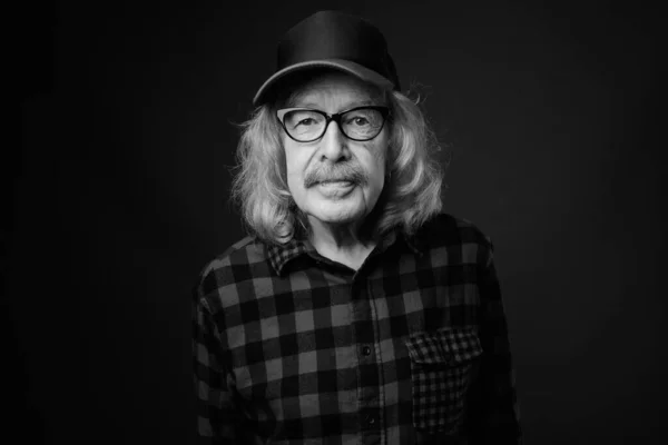 Studio Skott Senior Man Med Mustasch Bär Mössa Och Glasögon — Stockfoto