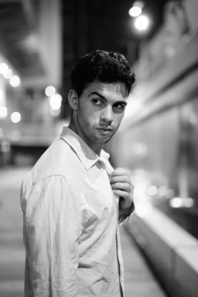若いですハンサムなヒスパニック系の男は夜に街を探索 — ストック写真