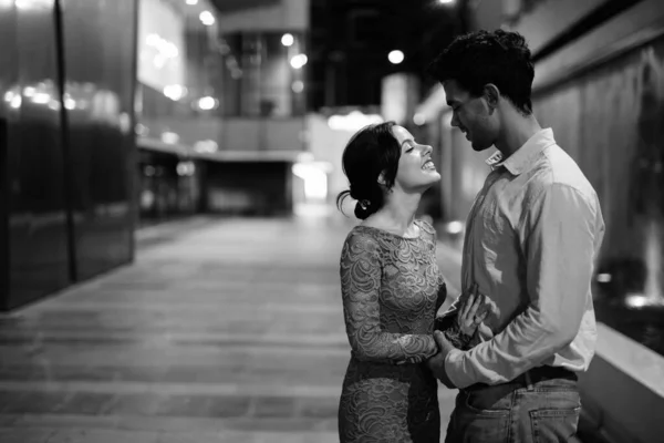 Joven pareja hispana explorando las calles de la ciudad por la noche juntos — Foto de Stock