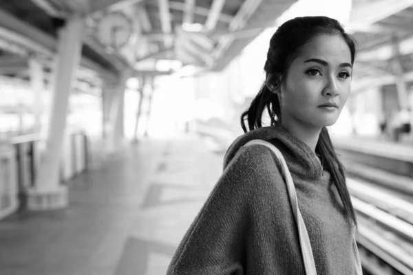 Mladá krásná asijská žena v okolí města Bangkok, Thajsko — Stock fotografie