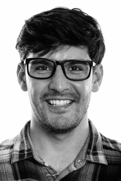 Rosto de jovem feliz persa homem sorrindo enquanto vestindo óculos — Fotografia de Stock