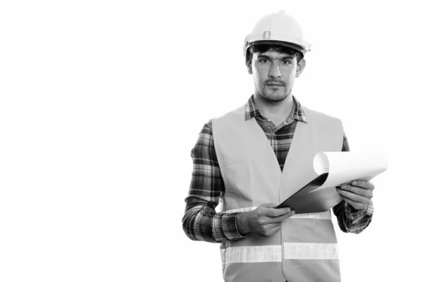 Joven trabajador de la construcción persa sujetando portapapeles —  Fotos de Stock