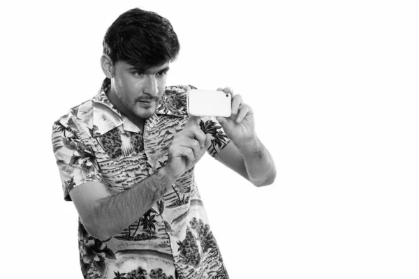 Духовний молодий перський чоловік фотографує мобільний телефон. — стокове фото