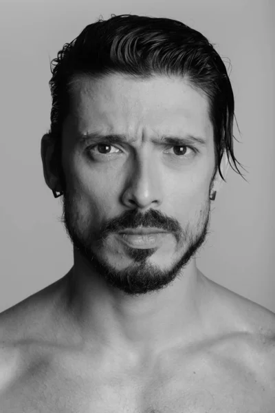 Porträt eines gutaussehenden Mannes in Schwarz-Weiß — Stockfoto