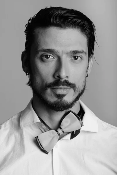 Portrait d'un bel homme tourné en noir et blanc — Photo