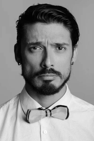 Retrato de un hombre guapo en blanco y negro — Foto de Stock