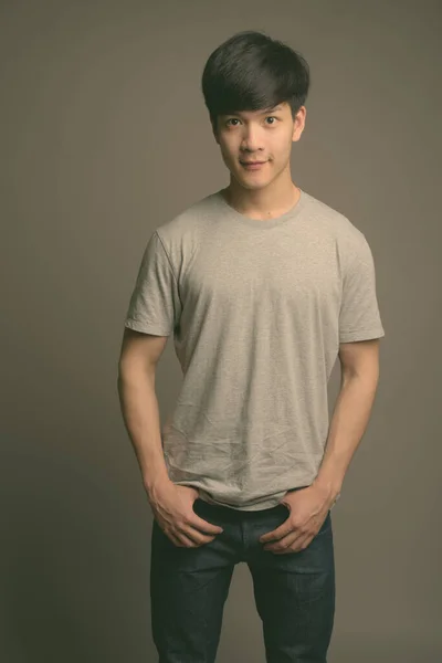 Молодий вродливий азіатський чоловік. — стокове фото