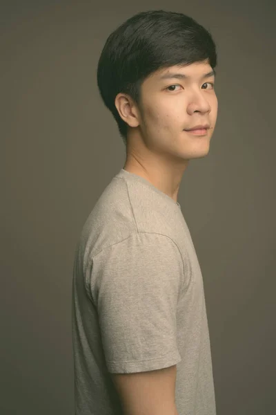 Молодий вродливий азіатський чоловік. — стокове фото