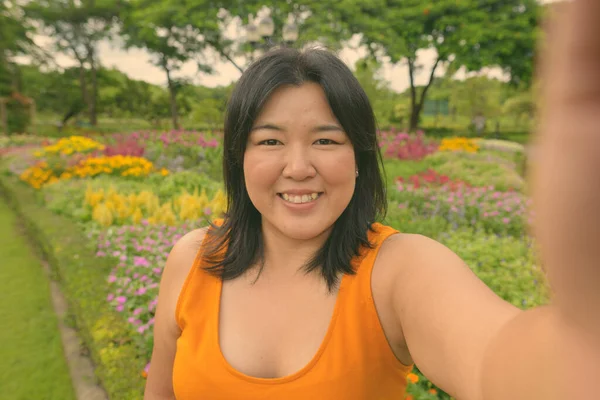 Krásná nadváha Asijky relaxační v parku ve městě Bangkok, Thajsko — Stock fotografie