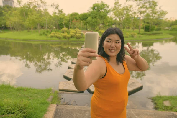 Krásná nadváha Asijky relaxační v parku ve městě Bangkok, Thajsko — Stock fotografie