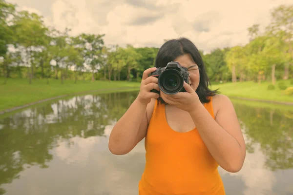 Schöne übergewichtige Asiatin entspannt sich im Park in der Stadt Bangkok, Thailand — Stockfoto