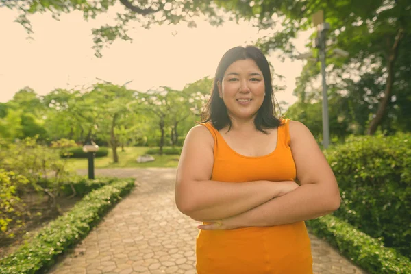 타이 방콕의 공원에서 휴식을 취하고 있는 아름다운 체중 과다인 아시아 여성 — 스톡 사진