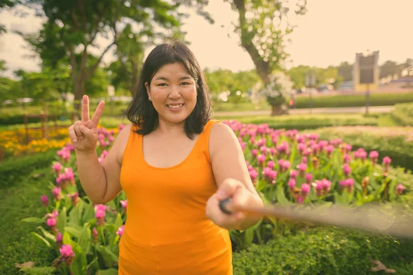 Krásná nadváha Asijky relaxační v parku ve městě Bangkok, Thajsko — Stock fotografie