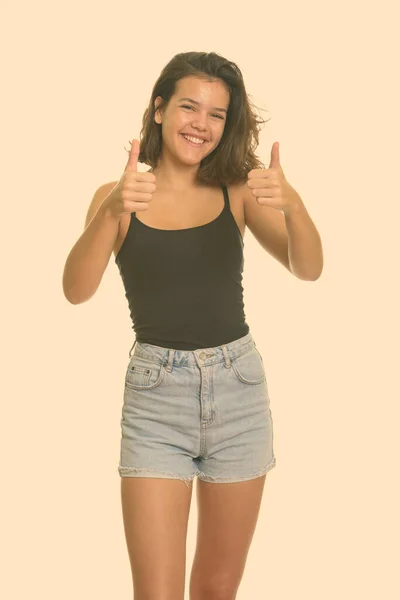 Νεαρή ευτυχισμένη Καυκάσια έφηβη χαμογελά και δίνει αντίχειρες επάνω — Φωτογραφία Αρχείου