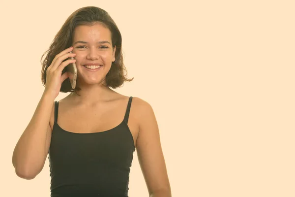 Joven feliz caucásico adolescente sonriendo mientras habla en el teléfono móvil — Foto de Stock