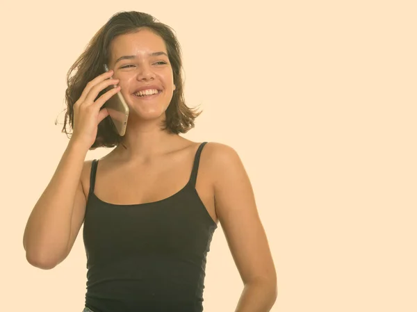 Pensativo joven feliz Caucásico adolescente sonriendo y hablando en el teléfono móvil — Foto de Stock