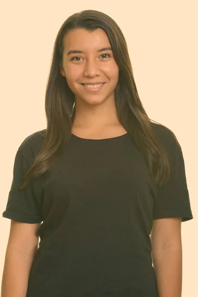 Retrato de mujer hermosa contra fondo plano del estudio — Foto de Stock