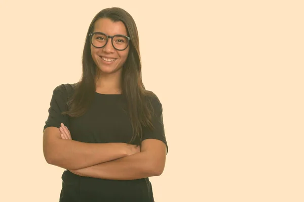 Jovem mulher branca feliz sorrindo com os braços cruzados — Fotografia de Stock