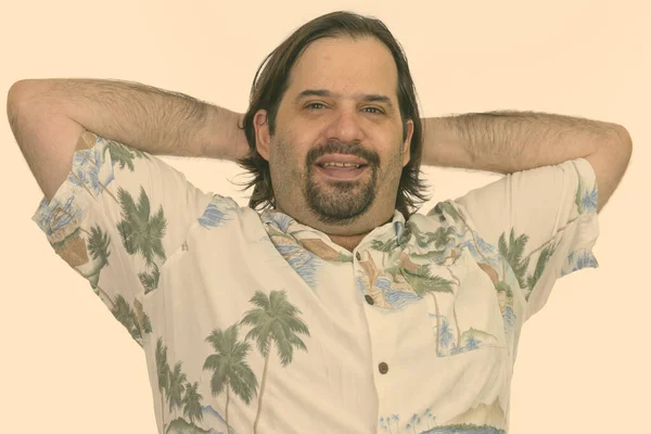 Feliz hombre caucásico gordo sonriendo con los brazos levantados en la cabeza —  Fotos de Stock