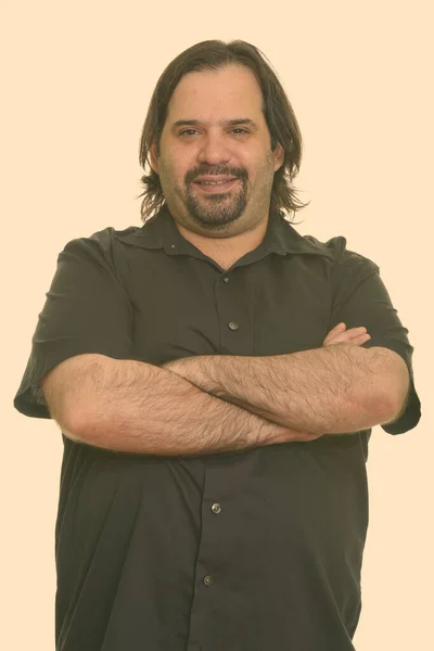 Feliz gordura barbudo caucasiano homem sorrindo com os braços cruzados — Fotografia de Stock