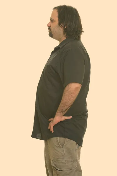 Портрет бородатого человека с избыточным весом на фоне простой студии — стоковое фото