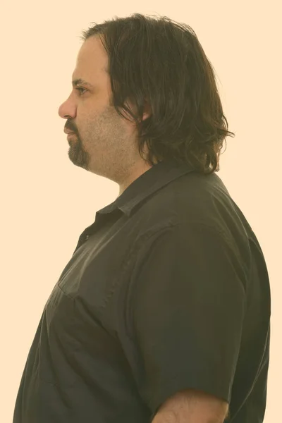 Retrato de homem caucasiano com excesso de peso barbudo contra fundo simples estúdio — Fotografia de Stock