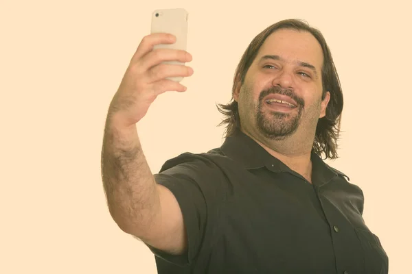 幸せな脂肪白人男性笑顔ながら取ります自画自慰とともに携帯電話 — ストック写真