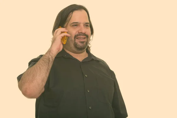Feliz hombre caucásico gordo sonriendo y hablando en el teléfono móvil —  Fotos de Stock
