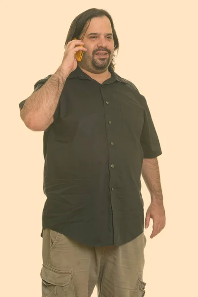 Boldog kövér fehér férfi mosolyog és beszél a mobiltelefon — Stock Fotó